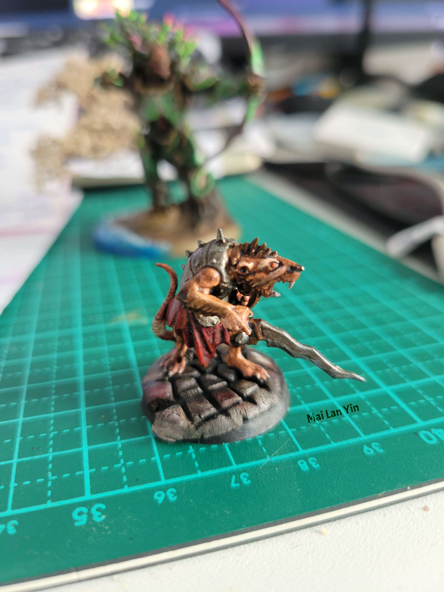 Photo of a painted Warhammer Skaven figurine holding a sword